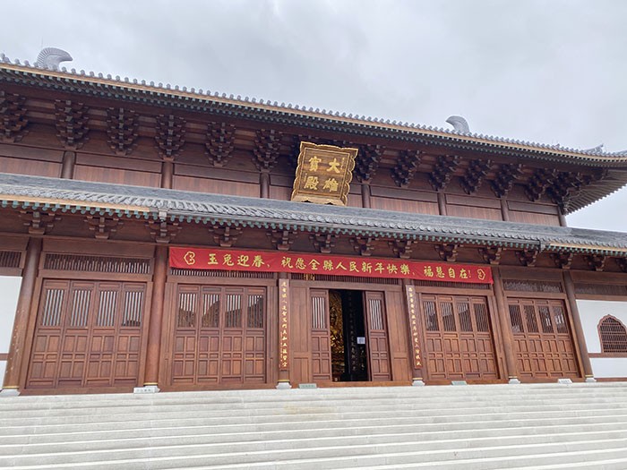 古代建筑門前的—三馬子
